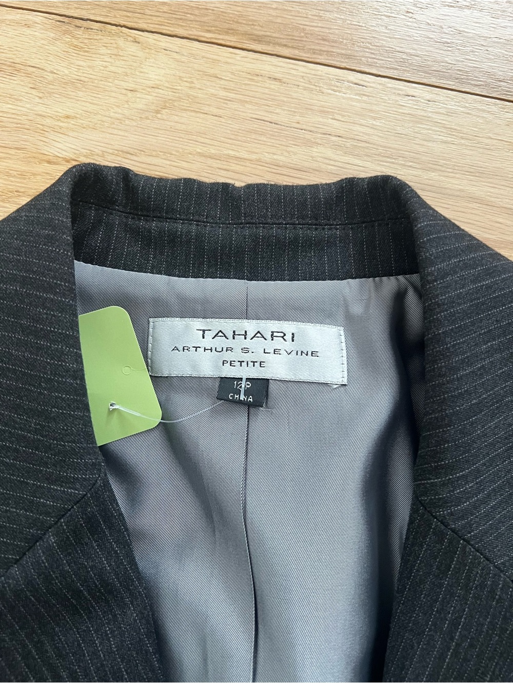 T Tahari Black Pinstripe Women's Suit Skirt and Blazer - Picture 3 of 3